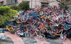 Xe đạp công cộng chất đống ngoài đường ở Trung Quốc